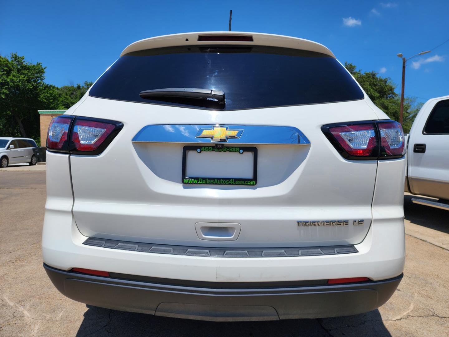 2014 WHITE Chevrolet Traverse LS w/PDC (1GNKRFED1EJ) with an 3.6L V6 DOHC 24V engine, 6-Speed Automatic transmission, located at 2660 S.Garland Avenue	, Garland, TX, 75041, (469) 298-3118, 32.885387, -96.656776 - CASH$$$$$$ TRAVERSE!! This is a very clean 2014 Chevrolet Traverse LS w/PDC SPORT UTILITY! 3rd Row Seating! Come in for a test drive today. We are open from 10am-7pm Monday-Saturday. Call us with any questions at 469.202.7468, or email us at DallasAutos4Less.com. - Photo#4